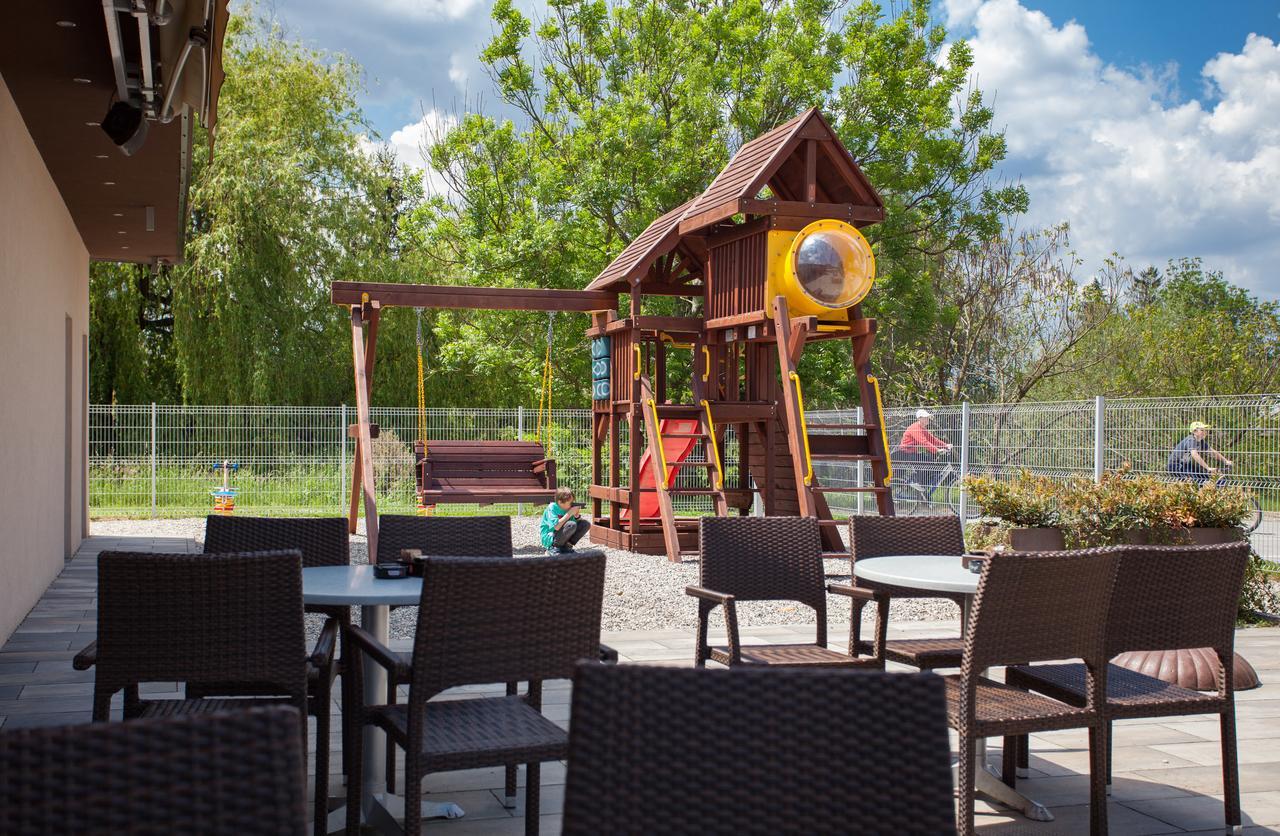 Hotel Pomaranca Птуй Екстериор снимка